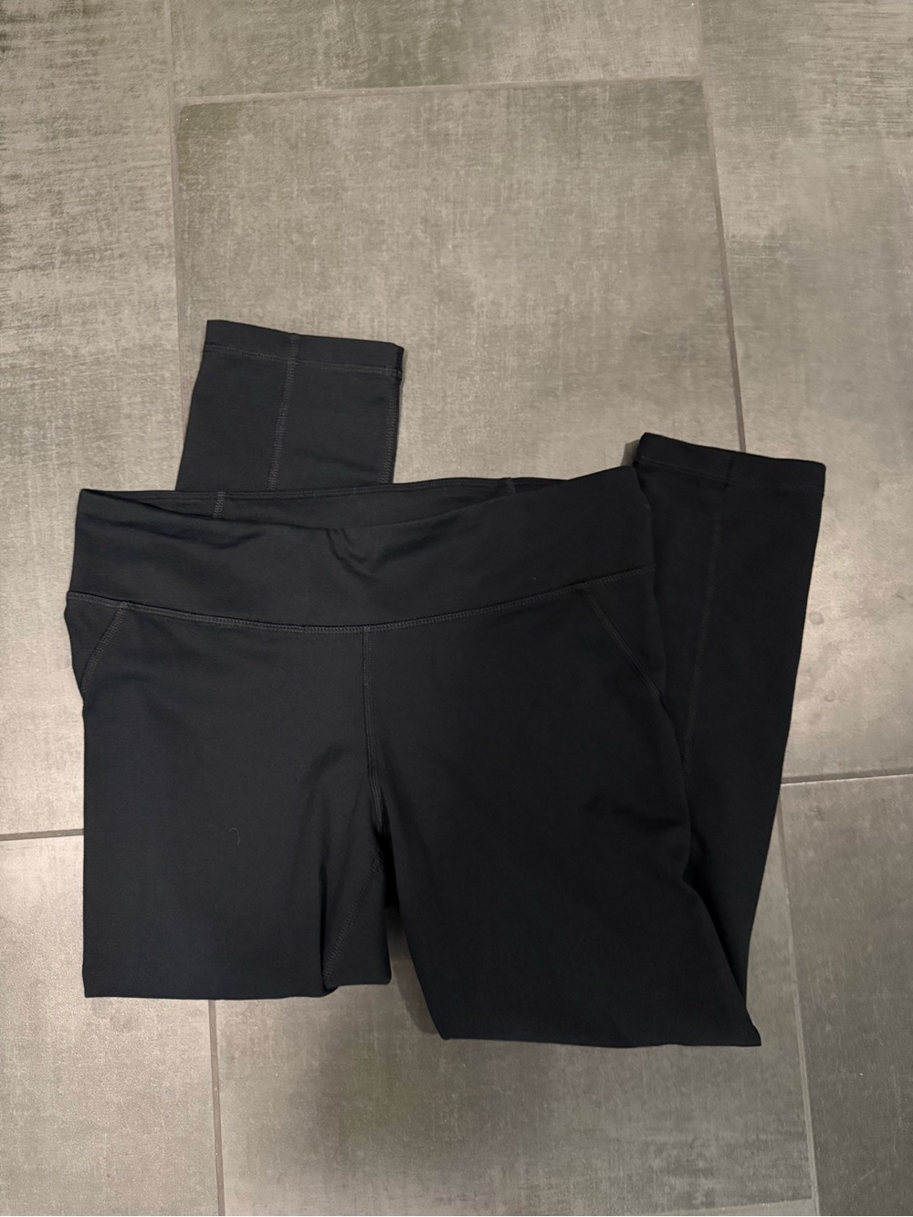 Under Armour Black Womenโs CAPRI Performance Leggings